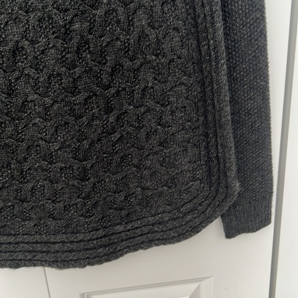 Grey knit Pullover Sweater. Size Large. - Picture 3 of 7